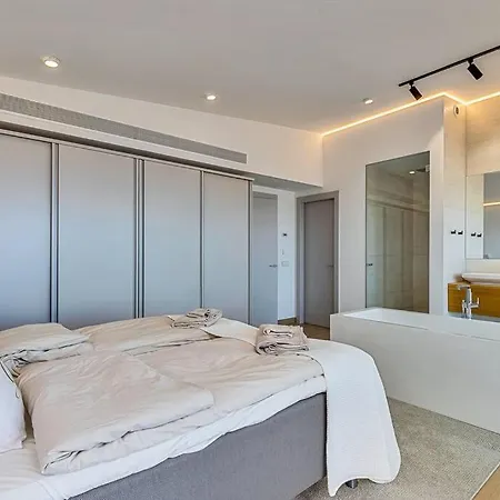 Apartment Stunning Luxurious Penthouse With Panoramic Views. *