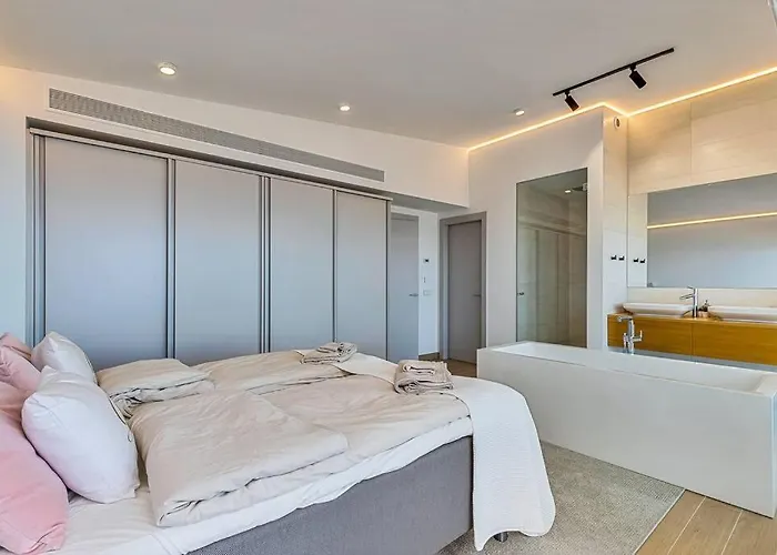 דירה Stunning Luxurious Penthouse With Panoramic Views. *