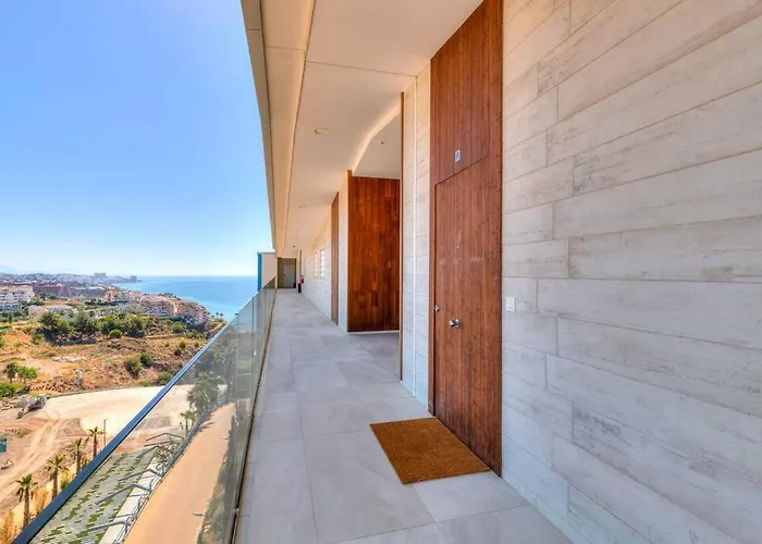 Stunning Luxurious Penthouse With Panoramic Views. *