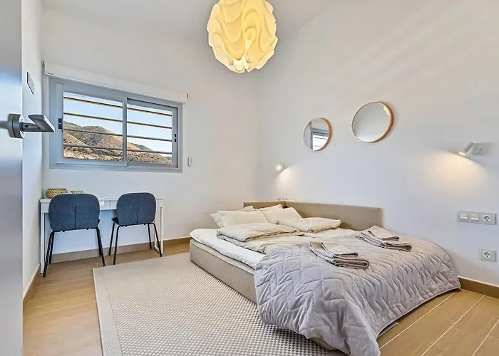 Stunning Luxurious Penthouse With Panoramic Views. פואנגירולה