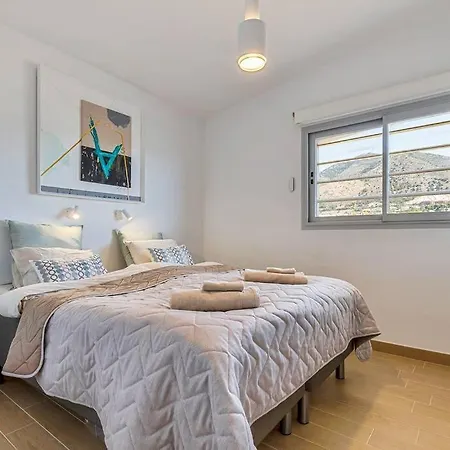 Stunning Luxurious Penthouse With Panoramic Views. Daire *