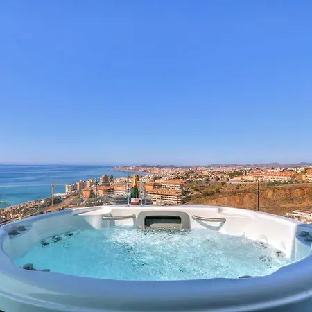 Stunning Luxurious Penthouse With Panoramic Views. شقة