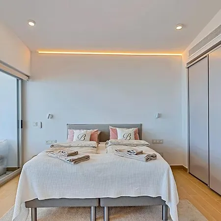 Stunning Luxurious Penthouse With Panoramic Views. Apartment *