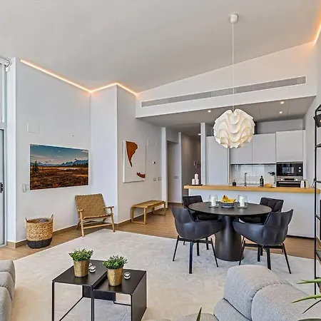 Stunning Luxurious Penthouse With Panoramic Views. Appartement