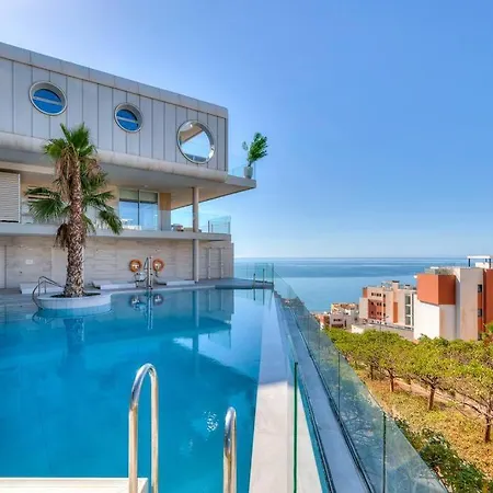 Stunning Luxurious Penthouse With Panoramic Views. شقة