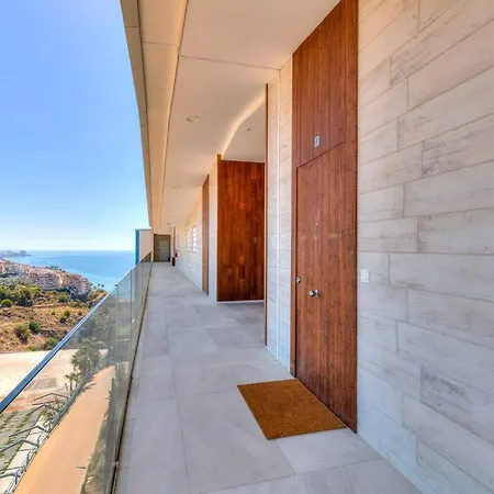 Stunning Luxurious Penthouse With Panoramic Views. *