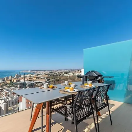 Stunning Luxurious Penthouse With Panoramic Views. شقة