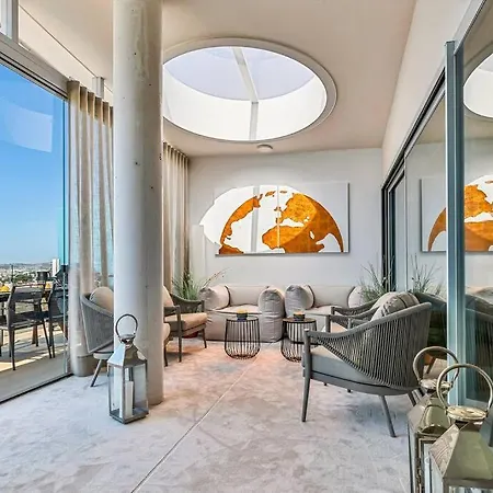 Stunning Luxurious Penthouse With Panoramic Views. Appartement