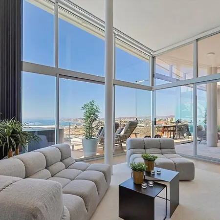 Stunning Luxurious Penthouse With Panoramic Views. Daire *