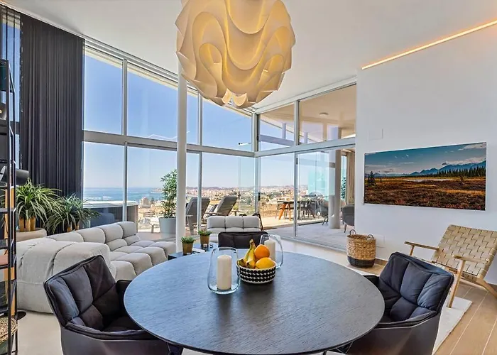 Stunning Luxurious Penthouse With Panoramic Views. Appartement