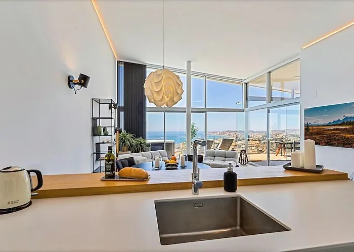 Stunning Luxurious Penthouse With Panoramic Views. *