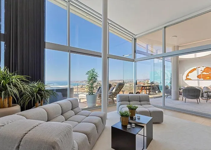 Stunning Luxurious Penthouse With Panoramic Views. Appartement *