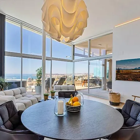 Stunning Luxurious Penthouse With Panoramic Views. Apartman